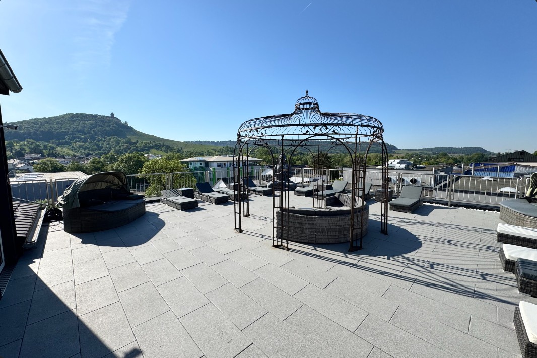 Dachterrasse mit Pavillon und Liegen